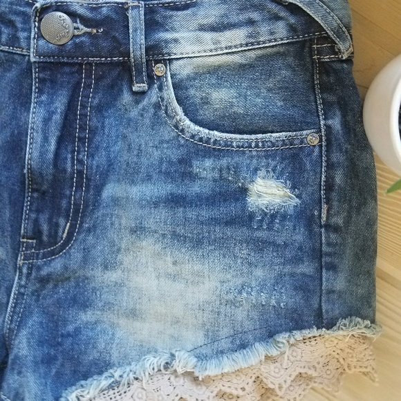 Free People Distressed Crochet Hem Jean Shorts 26 - Picture 3 of 4